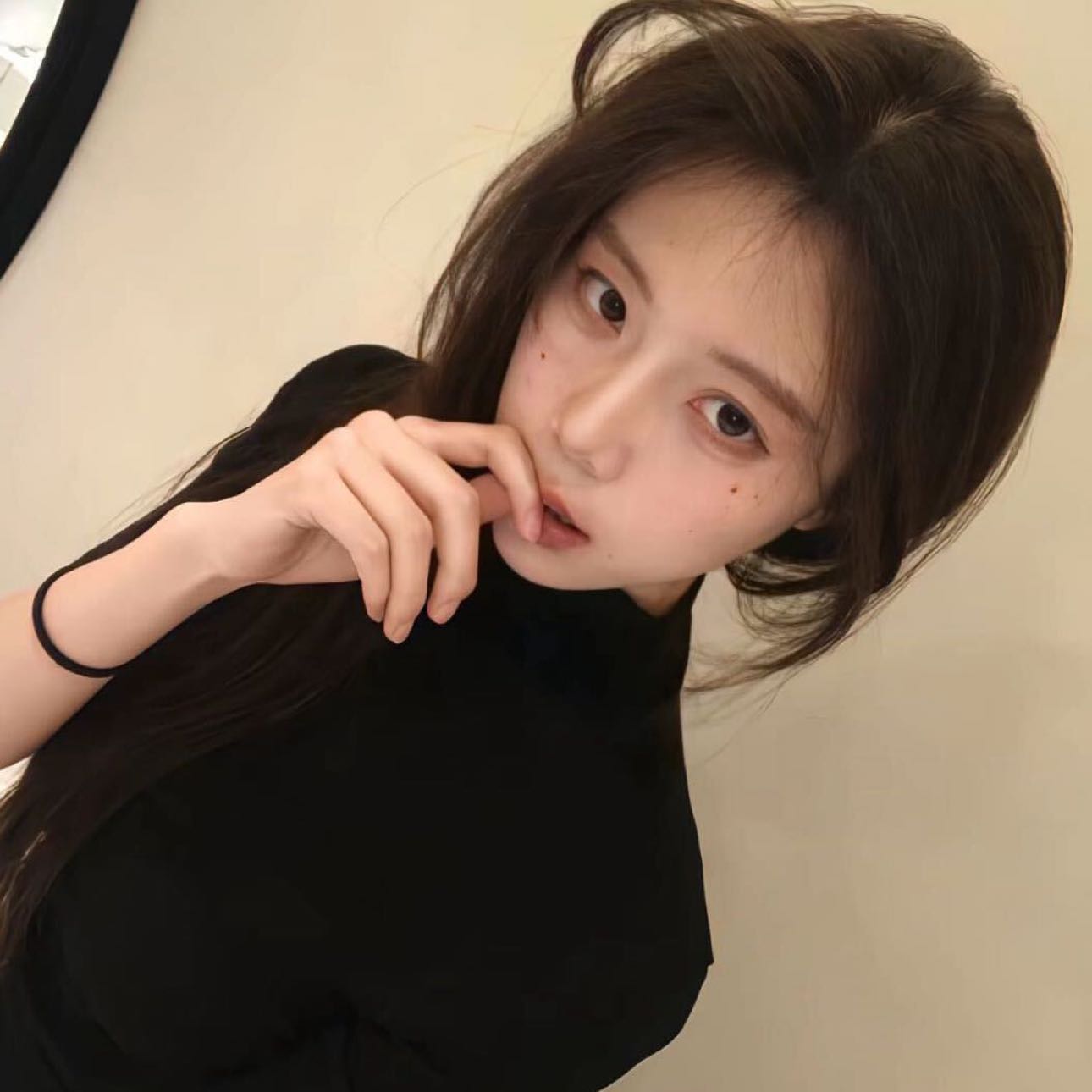 On-chain data highlights: BTC is consolidating between 84,000 and 85,000, with two resistance levels to watch out for!
On the 28th, the latest on-chain analysis by analysts shows that the CBD cost distribution heatmap indicates there are two key resistance zones for BTC—94,000 to 98,000 and 101,000 to 118,000. Notably, 98,000 is the historical fair price, and 104,000 is the average cost for short-term holders. A rebound to these two ranges is likely to encounter resistance.
Recently, around 950,000 BTC has accumulated in the $84,000 to $85,000 range (after excluding the 550,000 BTC from the Coinbase wallet consolidation, the actual turnover is 400,000 BTC), which clearly shows the signs of whales increasing their holdings after the decline. The support strength here is very strong.
In simple terms: the strong support accumulation zone is between 84,000 and 85,000, and for upward movement, we first look at the resistance pressure between 94,000 and 98,000. Only by getting the rhythm right can one accurately catch the wave segments~
#十二月降息预测 