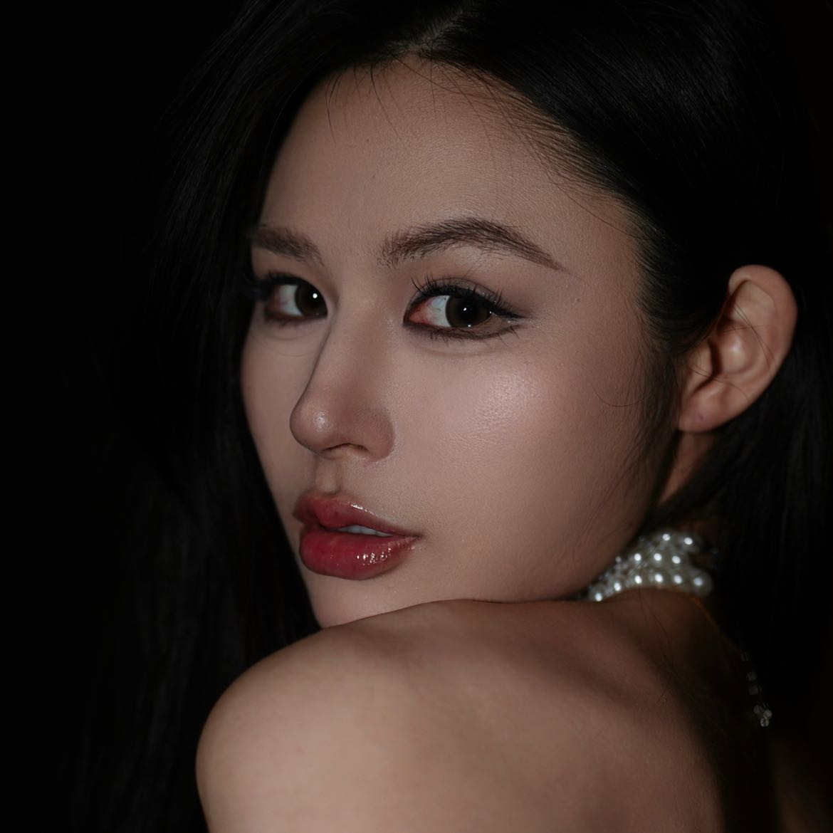 2026 New Goals:
1. Try the taste of alcohol (dip chopsticks in beer)
2. Touch the hand of someone of the opposite sex
3. Stay out very late before going home (around 20:30)
4. Try staying up late once (around 22:00)
5. Whisper a swear word
6. Visit a KTV or mahjong hall (just take a look at the entrance)
7. Spend money freely on random bets (buy 2u $BTC  on the exchange without looking at the price)