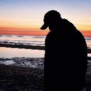 SOL primarily trades on dips. Currently, the price is pulling back to the short-term trend line; holding above it suggests a continuation of the rebound. If it fails to hold, look for support in the 160-162 range. The one-hour chart shows high-level oscillation, with initial resistance at 170. A breakout above that would focus attention on the 172-175 zone.
There is buying interest around 160-163, with an upward target of 172. A break above that could see a move toward 180.