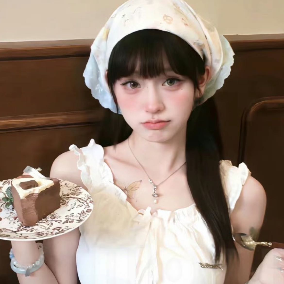 Breakout from Sideways Movement: The Contract Rolling Logic Learned from 50,000 Profit
In late winter 2019, I heard a story during a night run at Shenzhen Bay. An older brother with a cane still insisted on running 5 kilometers every day. He said that leg was "broken by coins"—during the March 2018 wave, after a 20x short position was liquidated, he angrily kicked the table and ended up in the hospital. Now his account has recovered to 3 million, and he summarized the core principle in four words: Buy on dips.
I recorded this methodology and used a 50,000 profit to conduct a full year of validation testing. This is not investment advice, just trading notes.
**Only with survival can there be a comeback**  
First, stop the losses. Once my account was down to 30,000, I withdrew the remaining funds, leaving only 50,000 as new principal. This decision looked clumsy but was actually very clear-headed—survival is more important than anything. Only use profits to operate; stop losing money here, and half of the psychological barrier is cleared.
**Position size is the line between life and death**  
The rules are strict, and because they are strict, they are effective:  
- Isolated margin mode, using only 5,000 of a 50,000 account as margin  
- Leverage capped at 10x, with a 2% hard stop-loss  
- When no clear opportunity appears, run small positions to practice, without moving the principal at all
The benefit of this approach is that the damage from a single mistake is limited. Many people think this is overly conservative, but in the contract market, stability is productivity.
**Wait for three types of breakout signals simultaneously**  
Not every time is suitable for full position. My standards are:  
1. A drop of over 50%, indicating the bottom has been formed  
2. Sideways consolidation lasting more than 30 days, with full competition between bulls and bears  
3. When breaking above the previous high, wait for an additional 3% confirmation to prevent false breakouts
Also, observe on-chain data—such as $BTC  or $ETH  USDT premium turning positive, and three consecutive days of net inflow on-chain. When these signals coincide, invest the full 5,000 margin, with a 2% stop-loss. This is true "waiting"—not frequent trading, but patient trading.
Signals like the 120-day moving average stabilizing, volume and price rising together, are everywhere and have little reference value. The key is to identify those few indicators that reveal the true intentions of the main players.
**Profit is the principal**  
The 5,000 margin for opening a position is always locked and never increased. The profits earned are the real money. When the gain reaches 10%, use that 10% profit to add another 5,000, so now there are two 5,000 positions running. If the trend continues, and the account increases by 50%, it can multiply 3 to 4 times. At that point, withdraw 30% to lock in gains, and continue to follow the rest.
The logic is: always protect the initial principal, and only risk profits. Even if everything is lost, there is a bottom line.
**Avoid three market conditions**  
Volatility, downward trend, hot spots. These three market states are breeding grounds for impatience. Frequent trading in volatility just earns exchange fees; holding full positions during a downward trend is suicide; chasing hot spots is just taking on the risk of being the last to buy in. Rolling positions are only suitable for clear trending markets; in ambiguous situations, stay on the sidelines.
Those who survive in the crypto world are never those who trade frequently. Knowing when not to act is more valuable than knowing how to act. Rolling positions is essentially waiting for the right timing.
**Rhythm is more important than reaction speed**  
The market is always noisy, with voices calling you to enter every minute. True profit logic is never found in this chaos but in staying calm at key moments and understanding where the deep rhythm lies. Many people are not slow in operation but are trapped by market noise, busy working in a frenzy.
Understanding when to enter and exit is what makes a trader last the longest. It’s not about bravery, but about clarity. #加密市场小幅回暖 