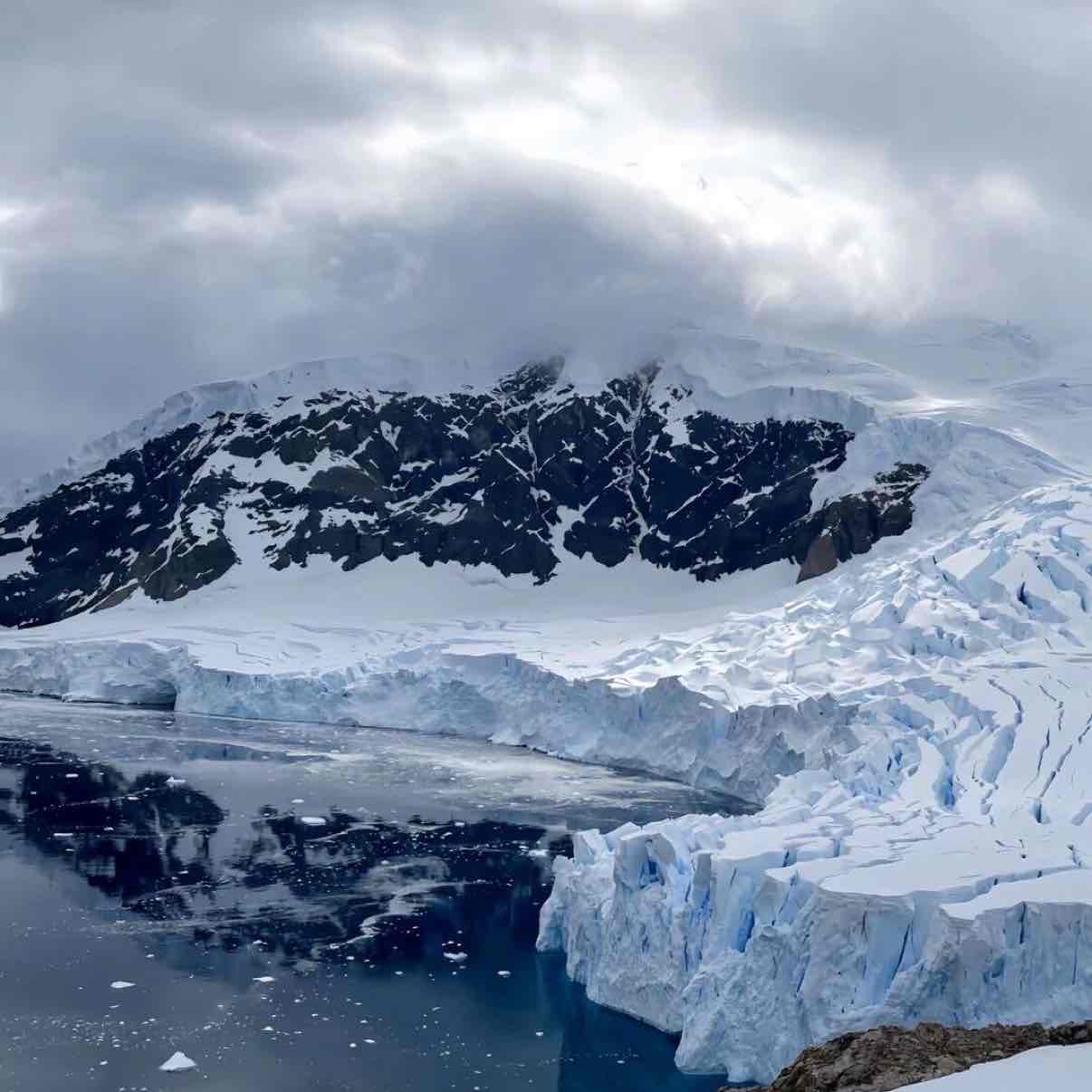 November 30th early morning BTC and ETH analysis: The 90,000 level support is solid, BTC&#39;s 4-hour Bollinger Bands are converging with the middle band and lower band trending upwards, while the 1-hour chart is in a sideways fluctuation; ETH is similarly showing a range fluctuation pattern, focusing on buy low, sell high in the short term.
Operation suggestion:
BTC: Buy around 90000-90500, target 92100, stop loss 90000.
ETH: Buy around 3000-3030, target 3100, stop loss 2990.
$BTC $XRP $ETH 
#十二月降息预测 #反弹币种推荐 #加密市场回暖 