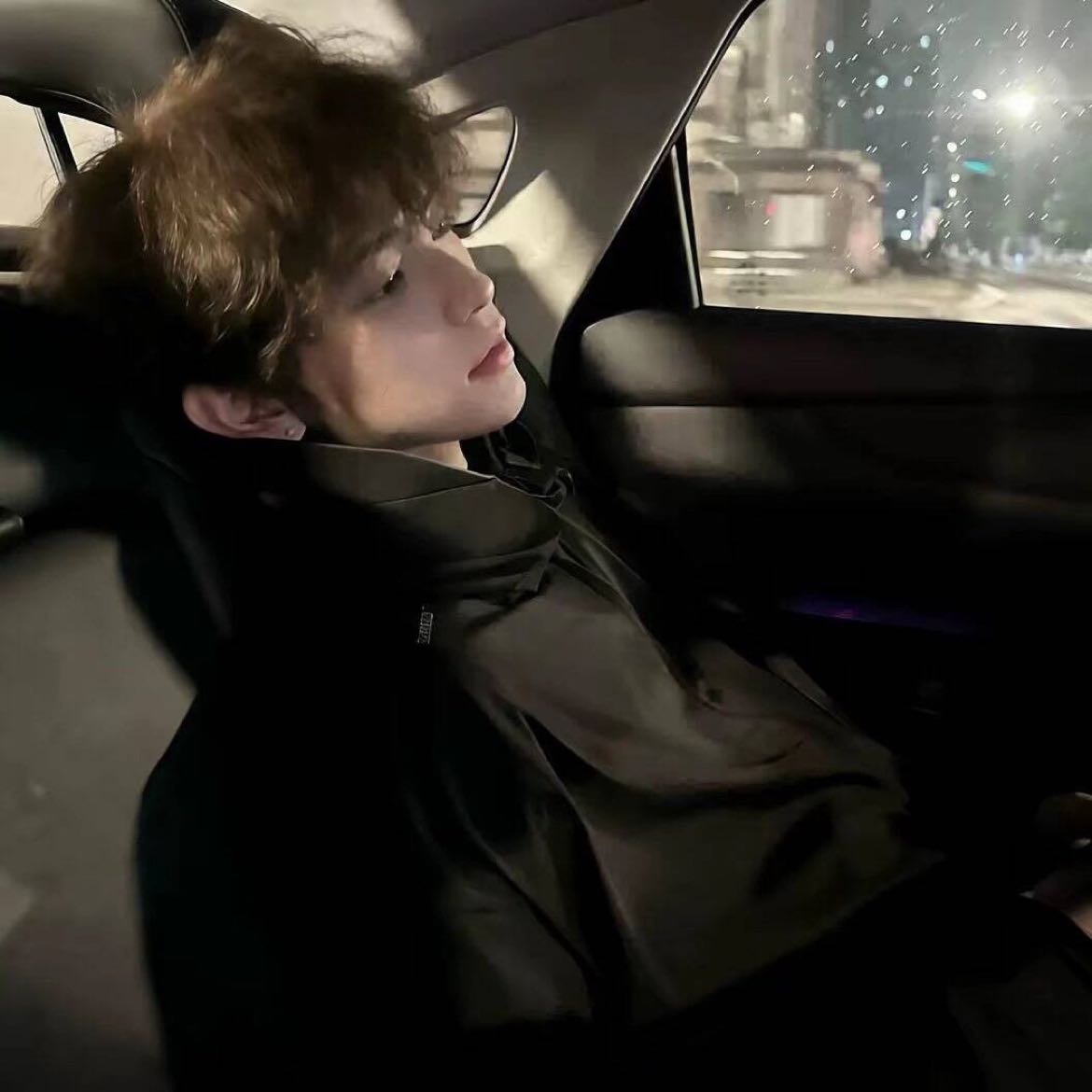 #加密市场回调  The market sentiment has now fallen to "extreme fear," and short positions are clustered together—this combination often indicates that a rebound window is opening, rather than continuing the dumping.
$BTC  Just finished the first round of V-shaped recovery, the short-term momentum has picked up, and the medium-term is also in recovery, but the daily level has not fully stabilized yet. The next 48 hours will likely see a pullback, and then push up again, which is a classic double-start pattern.
SOL, as a high Beta variety, is more sensitive and has already completed the first rebound action. If it retraces in the next two days, it will be a perfect low-buy opportunity. For the short to medium term, we can look at the range of 141 to 145, and then up to 150.
The strategy is simple: don&#39;t rush to chase the highs, wait for a stable pullback before getting in.