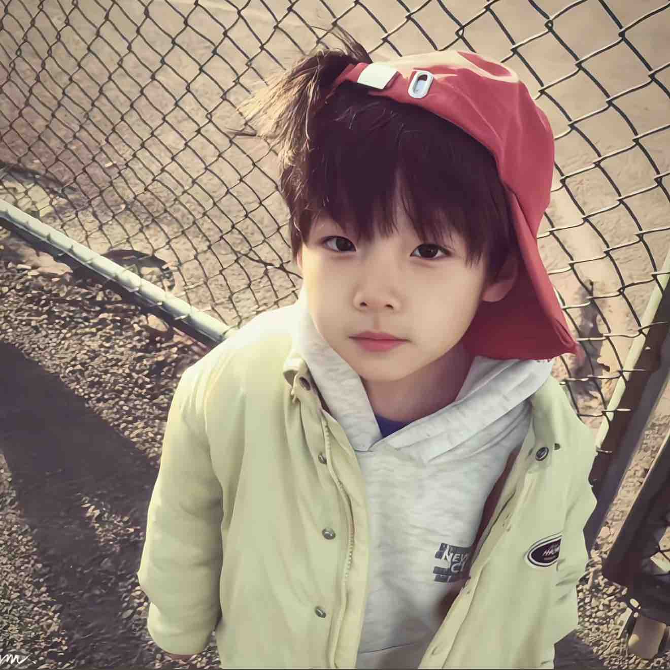 A college graduate in 2005 couldn't find a job and decided to settle in the crypto space. After a contract liquidation, I started a daily investment plan. I deliver takeout every day and run 300. Every day $SOL . I take out 140 to buy U, invest 10U in SOL, 10U in ETH. I坚持 until the bull market. I firmly believe there will be results. No small streams can form a river or sea. Some say I am gambling. I want to say that life itself is a gamble. From birth, to finding a job, to an uncertain future ahead, I just want to see what the blockchain will look like in one, two, five, or even ten years. I can wait while I am still young. So what if I make mistakes? I have the courage to start over. I don't want to leave regrets. Welcome everyone to supervise. (This is my own thought. Different opinions are welcome, no spamming.) $SOL #美国核心CPI低于预期 