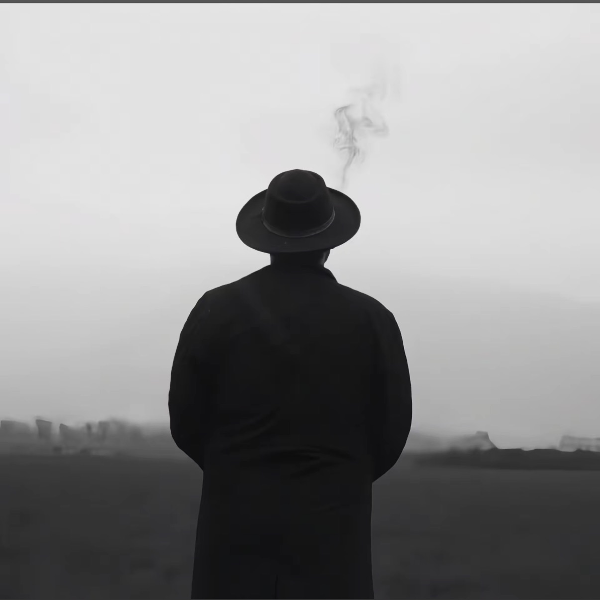 12.1 Morning BTC Analysis:
BTC surged to the 92000 level early this morning, encountering strong resistance and falling back, with a low of 86900. The technical indicators show that the bullish volume at the daily level has been gently released, but the 92000-93000 range, combined with previous trapped positions and profit-taking pressure, presents significant resistance. The closing of the bearish candlestick indicates that the upward momentum has clearly weakened.
The 4-hour chart shows a typical weak pattern, with bearish forces continuing to rise. After the price broke through key support, the descending channel pattern became increasingly clear, and the MACD death cross signal further strengthened the bearish momentum.
The current market lacks new positive support, and a rebound driven solely by emotional inertia is difficult to sustain. After the 92000 level comes under pressure, the short-term risk of a pullback intensifies. In terms of operations, prioritize positioning for short positions, entering the market at rebound points to seize opportunities for a downward trend.
Suggestion: Set up short positions in the rebound range of 88000-89000, targeting a drop to 86800-85800; if it effectively breaks down, you can look towards the key support level of 85000.
#今日你看涨还是看跌？ #加密市场回暖 
$BTC $ETH $XRP 