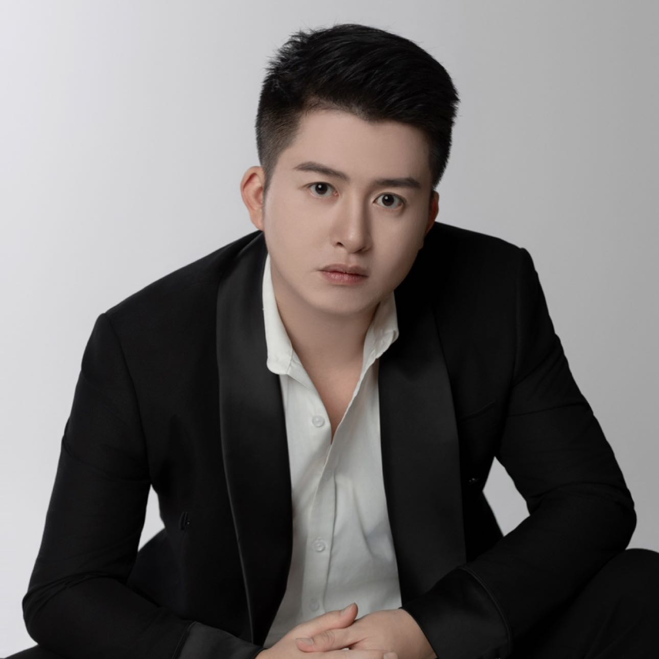 Last year’s Hong Kong Carnival, around 5 a.m., I was lying on the narrow bed in my hotel room, forcing myself to endure the discomfort caused by the phone’s bright light. With a grave expression, I stared at the Ethereum price chart, occasionally switching back to the contract interface of my holdings, watching helplessly as Ethereum plunged step by step to over 1,300 points. My brain was running at full speed, trying to figure out where I could get money to top up the contract margin.