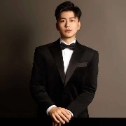 BTC晚间观察：MACD加速下探，87,650美元成多空分水岭
结合15分钟K线图与MACD指标，比特币晚间走势预计将延续回调，在关键支撑位附近寻找方向，整体偏空。
核心信号与关键价位
· 技术信号：12月24日的分析，比特币小时图（与15分钟图趋势通常同步）的MACD指标在熊市区域运行并正在加速，确认了短期的下跌动量。同时，价格已跌破88,000及100小时均线，进入看跌区域。
· 晚间关键阻力与支撑：
  · 上方阻力：首先需关注87,650附近的下跌趋势线阻力。更强的阻力在88,500附近。
  · 下方支撑：首要支撑在86,750。关键心理与密集成交区支撑位于86,000，跌破则可能测试85,450。
综合判断与思路
综合来看，MACD在空头区域走弱是主要特征。因此，晚间主要思路是关注反弹至87,650-88,500阻力区的做空机会，以价格能否重回88,500上方作为判断回调是否失效的观察点。若价格能在86,750或86,000附近止跌企稳并出现明确的15分钟底背离结构，激进交易者方可考虑轻仓博取反弹。#美股圣诞行情开启 #btc 