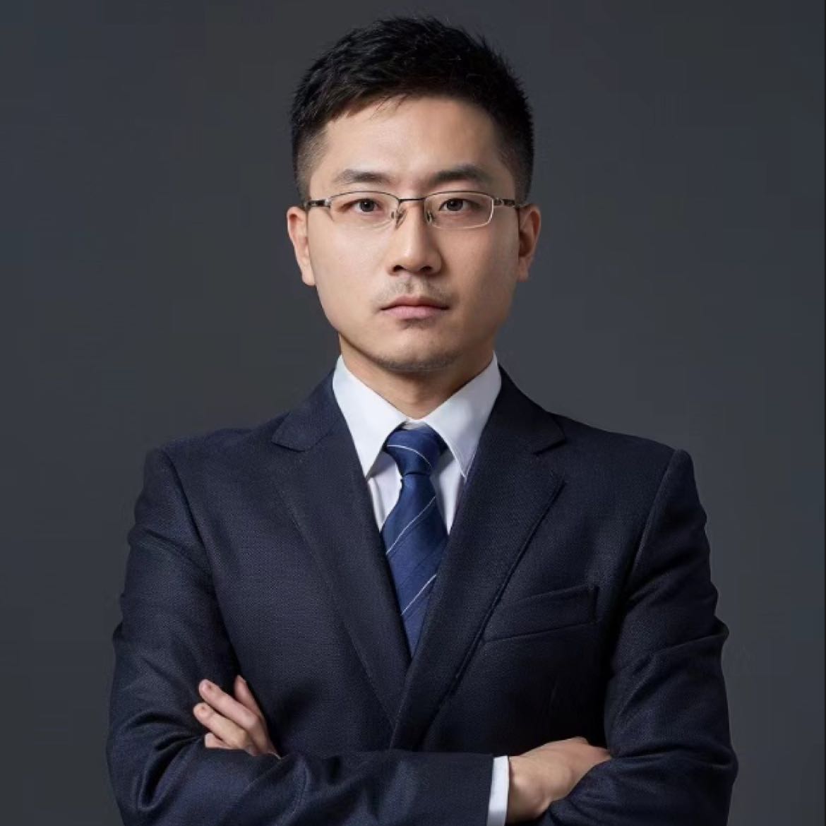 CoinSea Surfing: 12.10 Latest Bitcoin (BTC) and Ethereum (ETH) Market Analysis Reference and News Interpretation
CoinSea Surfing: 12.10 Bitcoin (BTC) Market Analysis Reference:
Last night, Bitcoin experienced a strong rebound rally, with the price climbing all the way up, breaking through previous highs, and testing the 94,558 level before pulling back due to selling pressure above. As of 8:13 this morning, the price has retraced to around 92,500 USD and is consolidating.
From the daily chart, the candlestick has closed bullish for several consecutive days, and the price is operating above all MA periods. The trend temporarily broke above the upper Bollinger Band, and although the previous EMA30 resistance was effectively broken, it failed to hold above it. The MACD continues to expand with increased volume, and both the DIF and DEA lines are trending upward; the KDJ indicator maintains a bullish pattern. Overall, the technical outlook still shows bullish signals, but the failure to hold above key resistance suggests a hidden risk of a pullback. In the short term, the price is likely to consolidate at high levels to absorb selling pressure, and caution is needed for possible volatility if volume decreases.
Looking at the short-term hourly chart, the 4-hour Bollinger Bands are opening up, and the candlestick pattern shows two bullish candles followed by one bearish. Although there has been a pullback, the current price has successfully broken above the middle band resistance, and the EMA moving averages are in a bullish alignment, with the price only slightly below EMA240. The MACD continues to show expanding volume, with DIF and DEA diverging above the zero axis. The KDJ indicator is contracting, with the J value turning down from a high level. Overall, the 4-hour bullish trend framework remains intact, but the KDJ turning down at high levels combined with EMA240 resistance may slow the pace of further rebounds. It is likely that the price will consolidate at high levels to absorb upward pressure. It is recommended to try light long positions near middle band support in the short term.
CoinSea Surfing: 12.10 Bitcoin Short-term Reference:
Long: 90,500-91,500 range, stop loss 500 points, target 92,500-93,500
Short: 94,500-95,500 range, defensive stop at 96,500, target 93,500-92,500
CoinSea Surfing: 12.10 Ethereum Short-term Reference:
Long: 3,150-3,200 range, stop loss 30 points, target 3,250-3,300
Short: 3,382-3,412 range, defensive stop at 3,500, target 3,300-3,200
There is a delay in article transmission and the content is time-sensitive. The above is a personal view and for reference only. Do not operate blindly! I hope that on your investment journey, no matter how the market changes, you can stick to your principles, remain rational and calm. Seize opportunities, make every decision just right, and ride the waves in the ocean of investment to harvest both wealth and growth!!!