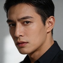 Bitcoin recent trend analysis and trading strategy for January 1, 2026 (New Year's Day)
In the past two days, Bitcoin has shown a narrow range of oscillation and decline. After multiple failed attempts to break through the $90,000 level, it has been trading within the $87,000-$89,500 range, currently oscillating around $88,000. The daily chart is under the pressure of the EMA30 moving average, with the MACD maintaining a death cross, indicating a clear long-term bearish trend. However, buying interest around $87,000 is gradually strengthening, and the RSI shows weakening downward momentum, suggesting a short-term rebound demand. Year-end liquidity is thin, combined with $23.7 billion in options expiring, which may amplify price volatility. Institutional actions are diverging: MicroStrategy continues to increase holdings, while ETF funds are experiencing short-term outflows.
January 1 Core Trading Strategy
1. Focus on Range Trading: Resistance is centered around $88,800-$90,000. Avoid high positions before a volume breakout; support levels are at $86,000-$86,500. If volume shrinks and the price stabilizes, consider light short-term positions for a rebound. If broken, cut losses decisively to avoid further decline below $85,000.
2. Strict Position Control: Liquidity remains thin during the New Year holiday. Keep individual positions below 10%, avoid impulsive chasing or panic selling, and mitigate risks of gap openings and widening spreads.
3. Long-term Positioning: If the price retraces to the strong support zone of $85,000-$86,000, consider building positions gradually based on long-term positive factors such as institutional accumulation and RWA market expansion.
4. Trading Recommendations
- Long Entry Trigger: Breakthrough of $89,000; pursue long positions with a small size at $88,500, provided the average volume in the last 24 hours is at least 1.5 times higher.
- Short Exit/Reduce: Drop below $87,000; reduce positions to hedge risk at $87,500, first decreasing volume, then deep withdrawal on increased volume.
- Strong Support Bottom Fishing: Touching $86,500; lightly bottom-fish at $86,000, re-enter after volume shrinks and stabilizes.