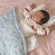 #SolanaRevenueTopsEthereum Solana lost 97% of traders in 2025 due to institutional fund withdrawals
Solana network activity collapsed by 97% from its peak in November 2024, with retail investors continuing to buy while institutional wallets exited. This cryptocurrency reached an all-time high of $296  in November 2024 but has since fallen nearly 58%, with on-chain data revealing a clear divergence between wallet sizes and trading behaviors.
What happened: Institutional exit
Crypto trader Ardi revealed that since Solana peaked in November, buying pressure has mainly come from retail-sized wallets, with purchase amounts ranging between $0  and $1,000.
Distribution began before the all-time high, and selling accelerated in the months leading up to October 10, 2024, indicating that major participants had planned to exit before the decline.
Mid-sized wallets handle between $0  and $100,000, while institutional wallets managing $100,000 to $10  million have been steadily declining for about 13 months. Retail wallets showed continuous growth during the same period, suggesting small investors still believe SOL is undervalued despite institutional withdrawals.
On-chain data reveals an almost perfect correlation between Solana demand and memecoin activity on the network.
Read also: Dogecoin Surge After Election: Why $1  Theories Are Wrong
Why this matters: Revenue collapse
Investor and trader Jas reported that active monthly traders on Solana dropped from about 30 million in 2025 to less than 1 million, representing a 97% decline in network activity.
Network revenue fell fivefold year-over-year, from $2.5 billion in 2024 to $500  million in 2025.
Ethereum generated $1.4 billion in revenue this year, surpassing Solana by 56% year-to-date. "The future of SOL may no longer rely on memes but more on their subsequent performance," Jas said.
Read next: Is Bitcoin's rebound running out of steam? Analysts point to Ethereum's supply risks