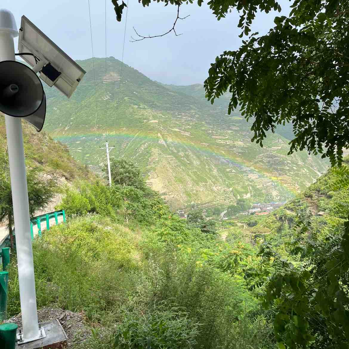 XRP has been quite active lately. The price has shot up, rising more than 12% in just one day, making people feel eager. Many old suckers around me are quietly increasing the position, and even those large investors who usually keep a low profile—"Whales"—are also silently accumulating.
Why does everyone suddenly have so much confidence in XRP? To put it simply, many people are waiting for one thing: for the U.S. government to "reopen."
This is not without basis. Once the government&#39;s operations return to normal, the suspended XRP spot ETF review process is expected to restart. Don&#39;t underestimate this ETF; it’s like giving XRP an "official certification," allowing more traditional large funds to enter compliantly. There have already been reports that several companies plan to launch the XRP spot ETF in November next year, and the SEC has already given the green light. It&#39;s like seeing the finish line, just needing that last push to get there.
In addition to the "tailwind" from the ETF, Ripple has not been idle. A strategic fund of $500 million is ready, continuously expanding in payment and custody services, increasingly used by institutions. What does this indicate? It indicates that the foundation of XRP is becoming more solid, not just a hype-driven token.
Looking at the technical side again, the trend is really strong. The moving averages are diverging upwards, the MACD indicator has confirmed the upward momentum, and the trading volume is frequently expanding. Although some friends have reminded me that the RSI is a bit high and there may be a short-term pullback, once a trend is established, how easy is it to reverse?
My own feeling is that this time XRP is really different. The community is almost unanimous in its bullish sentiment, and everyone is holding their breath, waiting for it to explode. Rising from the current around $2.5 to $10 seems far away, but in reality, it&#39;s just three or four times the space—this is really not outrageous in the crypto world.
If you are also looking for opportunities and want to pick a bottom, XRP might be worth your attention. It is not one of those inexplicable altcoins; there are real companies driving it, real financial scenarios applying it, and the ETF, like a "sword of Damocles," hanging in the air. $XRP  ‌#XRP现货ETF将上线 