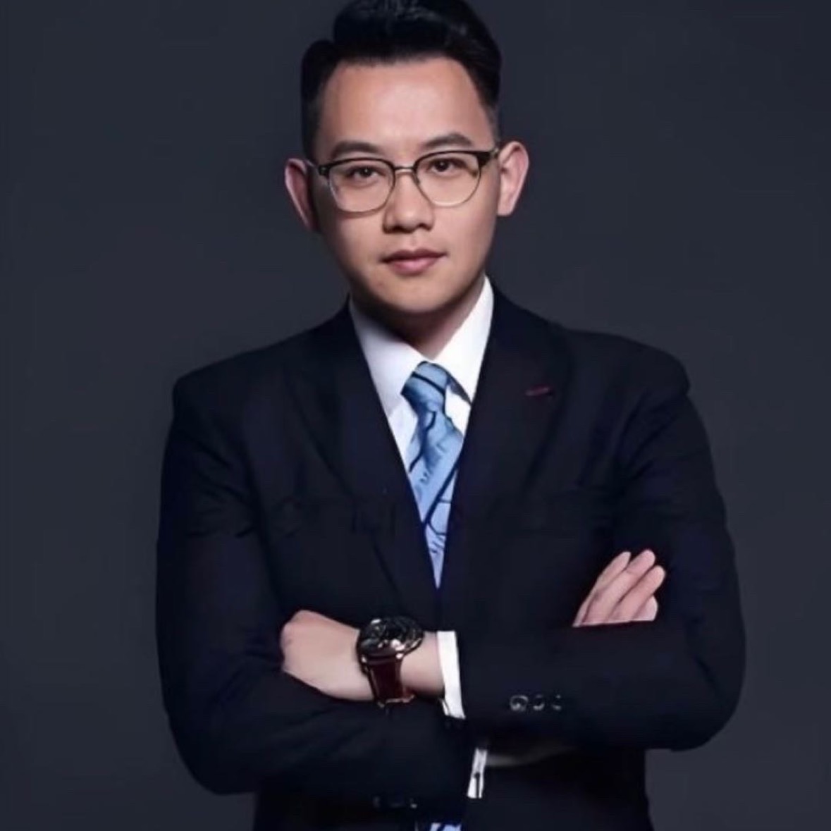 The overall market remains bullish, and Bitcoin is expected to test the 94,000 level. For intraday trading, watch for pullback opportunities. Short-term support is in the 89,500-88,000 range; consider building long positions in batches if it retraces to this area. Be sure to control your position size and reserve room for additional entries. The target is 92,000-94,000.
Ethereum’s trend is relatively stronger, with recent whale accumulation news providing support. The daily support remains at 3,050; as long as this level holds, the rebound trend continues. Watch for resistance at 3,180-3,230. If the price falls below 3,000, the bullish structure will be broken, and long positions should be closed or strategies adjusted accordingly. #参与创作者认证计划月领$10,000 #美联储降息预测 