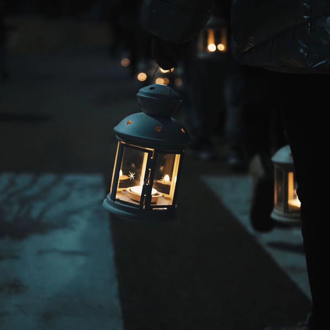 #Gate广场发帖领五万美金红包 #比特币下一步怎么走？ #Crypto Market Rebound 📈 Technical Perspective: Rebound, Not Reversal
Currently, the market generally defines this upward movement as a “phase rebound within a downtrend,” rather than a trend reversal.
Long-term (Daily Chart Level)**: Bitcoin has pulled back from above $90,000 and is oscillating between $65,000 and $71,000. The moving average system is in a bearish alignment, with prices trading below the moving averages, indicating that the long-term downtrend remains unchanged. Although the MACD is narrowing below the zero line and shows signs of bullish divergence, the bearish momentum has only marginally weakened and has not reached reversal levels. Key resistance is at $72,000–$73,000, with core support at $65,000.
Mid-term (4-Hour Level)**: Prices rebounded from a low of about $62,900. The MACD formed a bullish crossover after a bullish divergence below the zero line, providing a technical basis for a mid-term rebound. Currently, prices are testing the 20-day moving average around $70,000 and a previous dense trading zone, facing strong short-term resistance. Whether the price can break through $71,000–$71,500 is crucial for determining if the rebound can continue.
Short-term (1-Hour and Below)**: After breaking above $70,000, prices entered a range of $69,500–$70,500 for consolidation. The MACD red histogram is shrinking, and the RSI hovers around 50, indicating that short-term bullish momentum is waning, and buyers and sellers are in a tug-of-war.
Summary: The technical structure indicates that this is a “first phase strong rebound within a downtrend,” and signs of trend reversal are not yet sufficient.